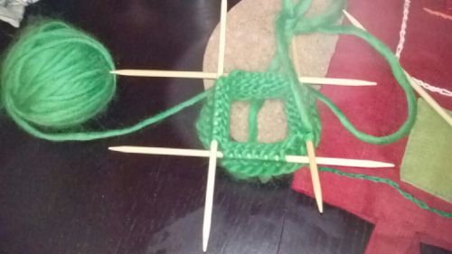 息子が持ってきた宿題の編み物。編み針や毛糸は学校で用意してもらえます。
