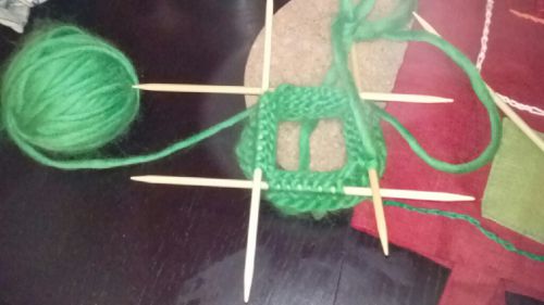 息子が持ってきた宿題の編み物。編み針や毛糸は学校で用意してもらえます。