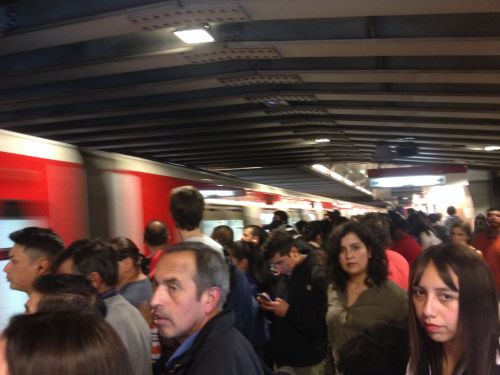 帰りのラッシュ時は「改札へ並んで電車に乗るのに40分もかかった！」という人がいるほどの混み具合