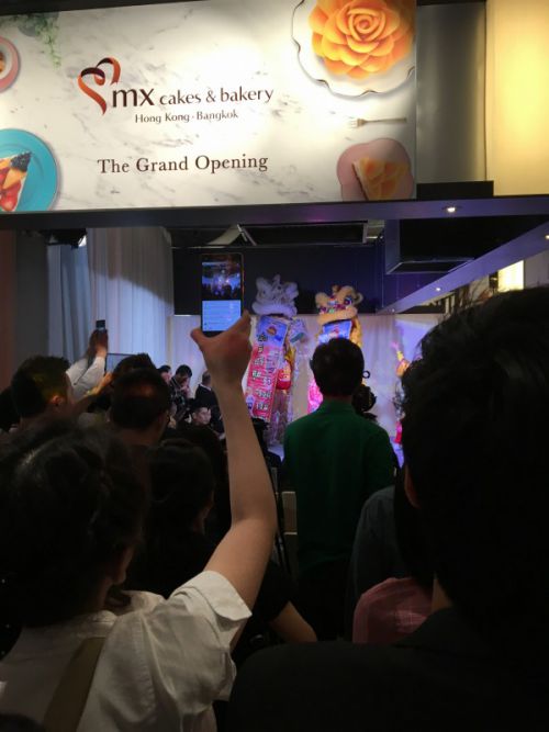 ステージ上で伸びたり縮んだりの獅子たち