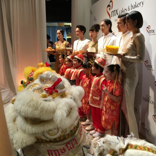 綺麗どころと子供と獅子舞　最強ですね