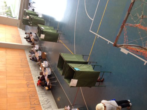 学校の体育館を利用して選挙が行われました