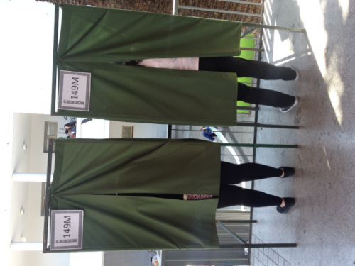 投票ブースはカーテンで仕切られています