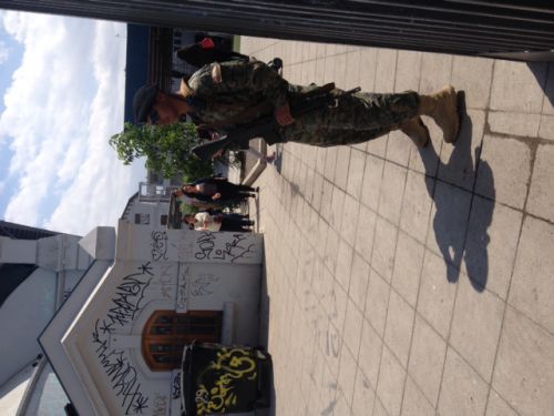 機関銃を持った軍隊が取り締まった選挙会場