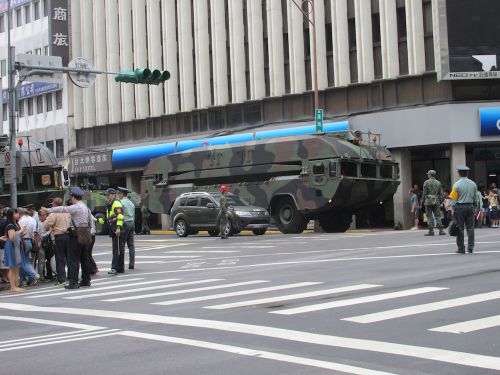 パレードに向かう前の軍用車両