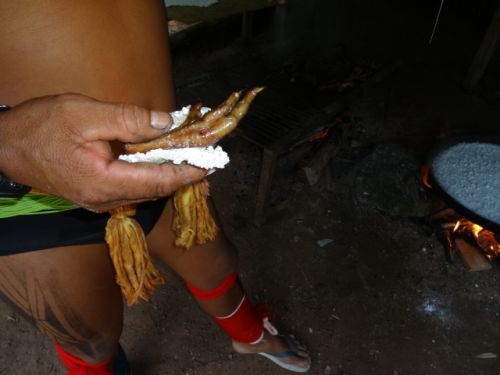 焼いた鶏の足を挟んだタピオカ