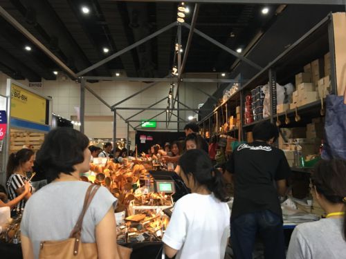 奥行きと人だかり　バンコクは侮れないぞ