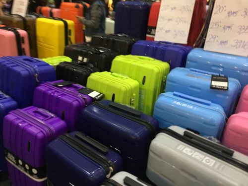 持ってくるか、ここで買うか。スーツケースはいつでも大人気！