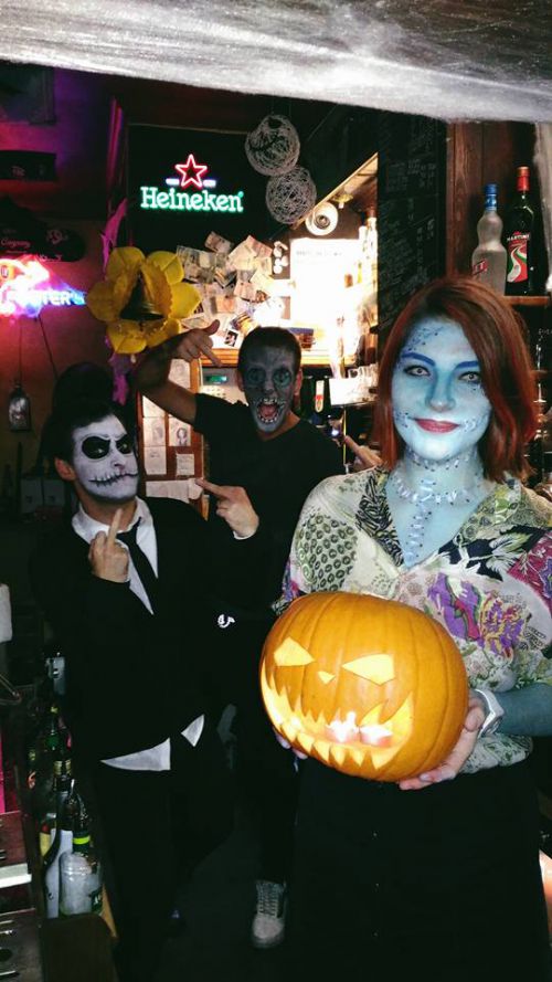 バーの店員さんみんな迫力の仮装姿です