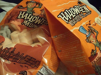 ハロウィーンのお菓子、辛うじてこれだけ見つけました。