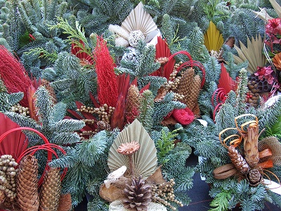 万聖節のお供え用。初めて見た時は渋めのクリスマス飾りだと勘違いしかけました（苦笑）。