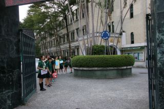 到着を待つ生徒たち