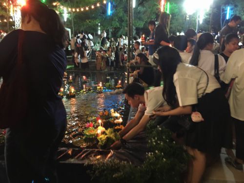 多くの人たちがクラトンを浮かべています