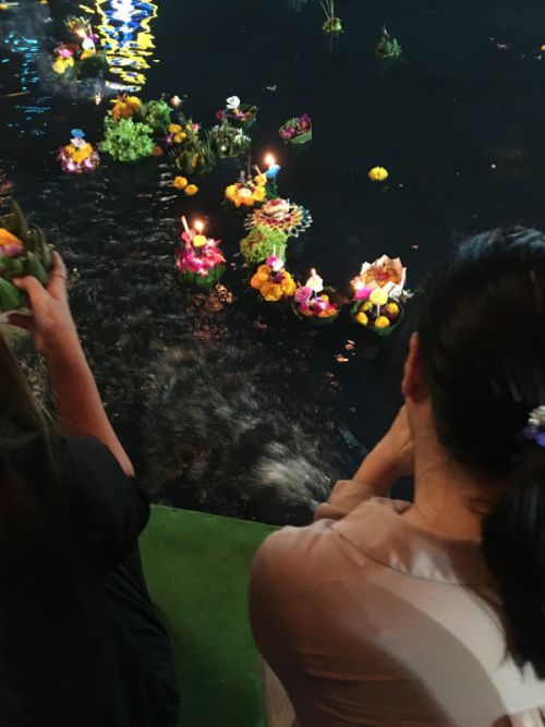 私も浮かべてから手を合わせています