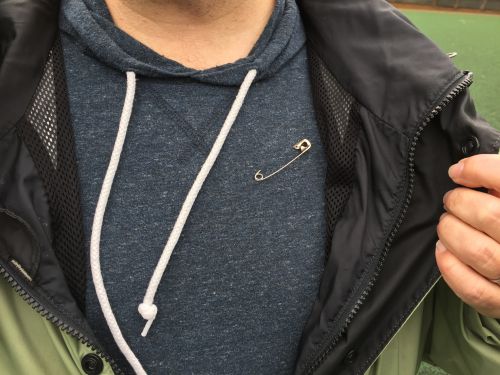 私の夫も安全ピンで意思表示