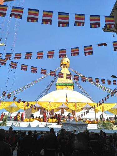 仏教の旗と五色のタルチョーが青空にはためきます。