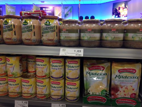 スーパーのザウアークラウトコーナー。