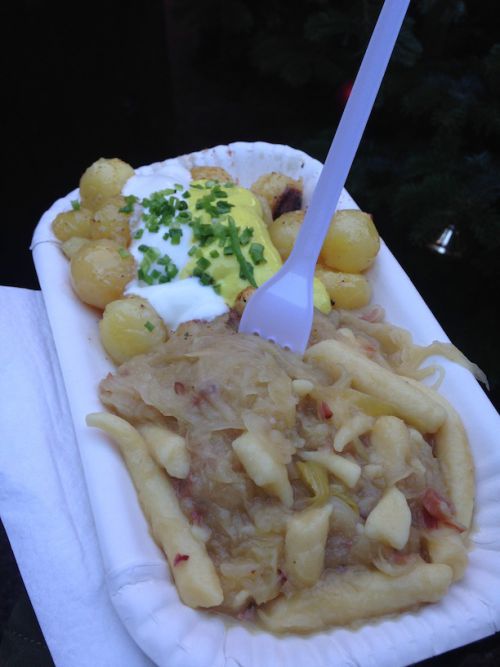 クリスマス市の屋台で出されるザウアークラウトの煮込み料理。