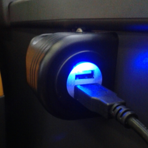 このように差し込んで、移動中に充電