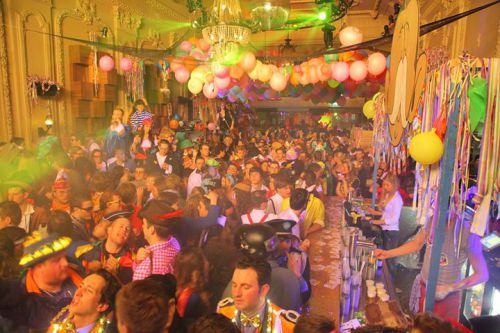 １０代から２０代の人たちはクラブで新年を迎えることも（画像提供：Tui．nl)