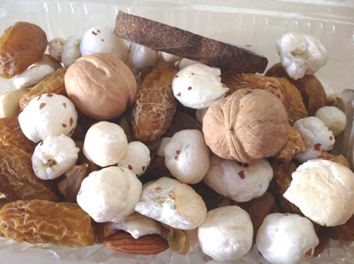 ナッツとドライフルーツの詰め合わせに白いパフ