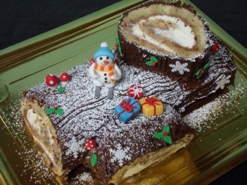 ロールケーキの内も外側もたっぷり生クリーム…切り株（一切れ）が上にのったデコレーションが多い@(Foto Credit)Las tartas de Silvia Pichu