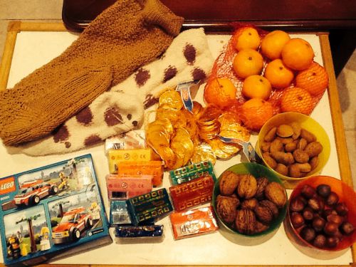 子どもたちが寝た後、親にはせっせとクリスマスストッキングのなかみを詰める大仕事が待っているのです!