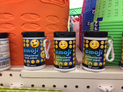 100円ショップ、通称ダラーショップで見つけたウエットティッシュ。脈絡もなくEmojiだらけ