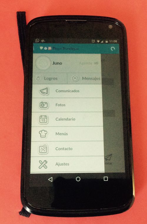 モバイル対応のデジタル連絡帳のおかげで気軽に学校側とコミュニケーションがとれるようになったと語る親は多い