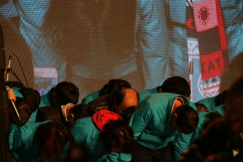 支持者の前で一礼する朱立倫候補（赤いフードの副総統候補・王如玄氏の右側前方）をはじめとする国民党幹部たち