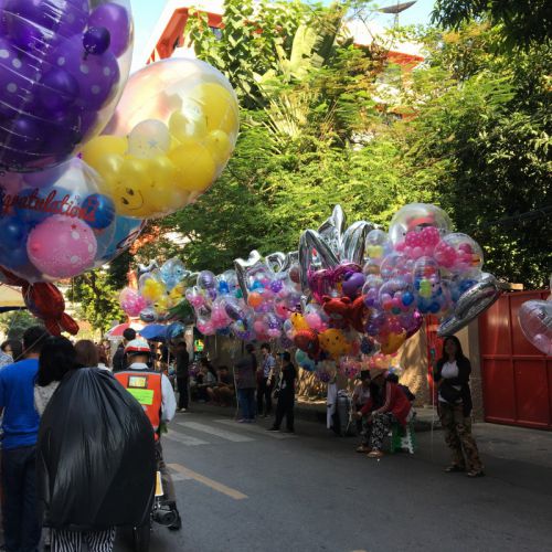 通りは出店でいっぱい