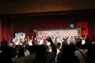 冒頭であいさつする生徒代表たち