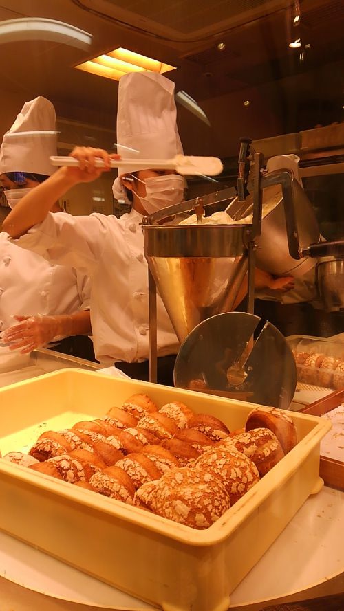 たくさんのシュークリームが目の前で作られます。