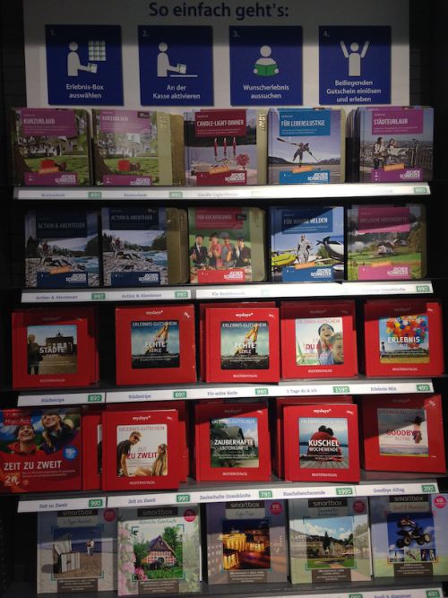 大手本屋の一角に設けられた体験型プレゼントのコーナー。