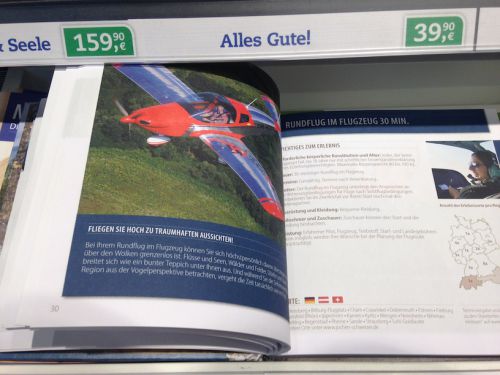 カタログの中身。30分間の飛行体験。