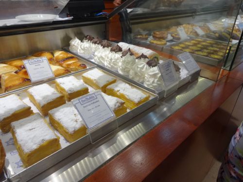 サンパウロ市内のポルトガル菓子専門店カーザ・マチルデのショーケースに並ぶお菓子