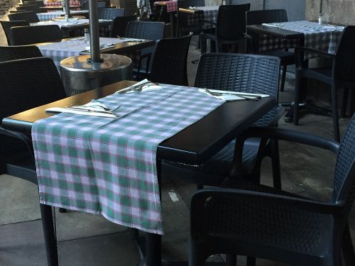 欧州では冬でも人気の外のテラス席