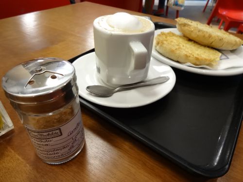 サンパウロ市内のポルトガル菓子専門店カーザ・マチルデの店内の各テーブルに置かれたシナモンの入った小瓶。賞味期限も書かれている。