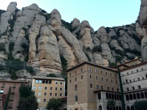 モンセラット　標高1236m　バルセロナの北西に位置する。