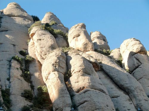 実際の岩肌は、美しいオレンジと桃の中間色。