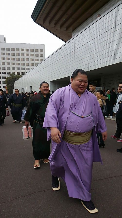 いつもは神妙な面持ちの力士ですが、子どものかわいい声援におもわず笑顔。