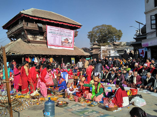 冬の晴れ渡った空の下、ご祈祷が行われました。