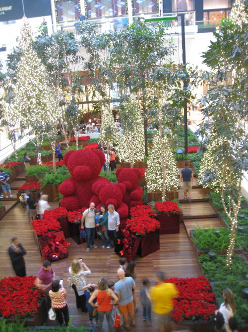 吹き抜けの広場に華やかなクリスマスツリー。しかし、景気は…（サンパウロ市のショッピングセンターで）