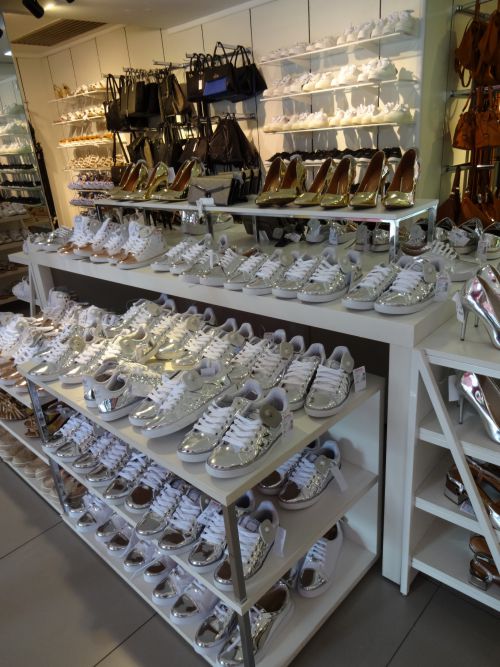 白い衣装のコーディネートにも人気の銀色の靴