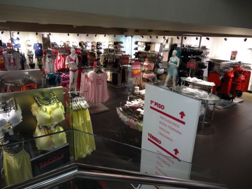 色分けして並ぶ女性用下着売り場