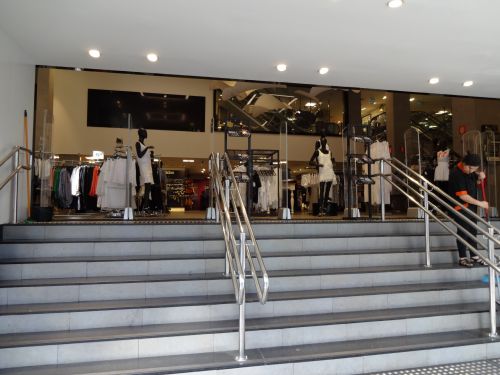 新年向けに店頭に並ぶ白い衣装