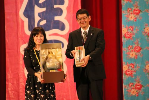 記念品の贈呈を行う中山女高の呉麗卿校長(左)と住吉の福永光伸校長(右)