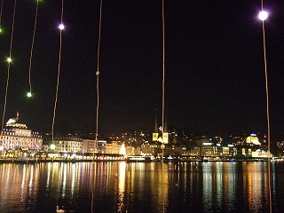 湖とクリスマスの灯りで幻想的な雰囲気を醸し出していました。