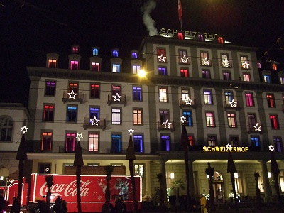 シュバイツアーホーフホテルの前に赤い大きなトラックが。どこかで見覚えがある……？コカ・コーラのトラックがサンタさんを連れてきていたようで、大興奮の子どもたちがたくさんでした（笑）。