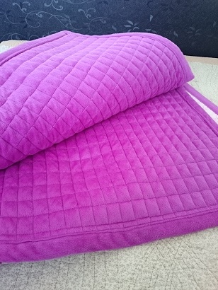 この紫のグクセサ布団は、敷布団やベッドシーツのようなものです（いただきもののため価格不明）